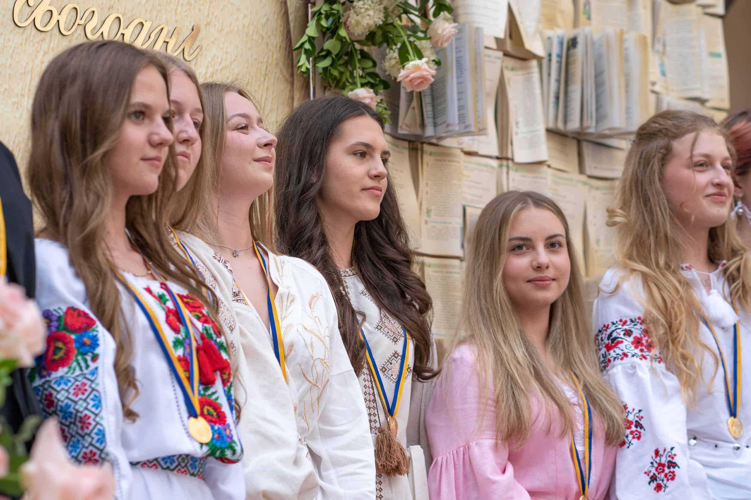 178 ужгородських одинадцятикласників отримали цьогоріч свідоцтва з відзнакою
