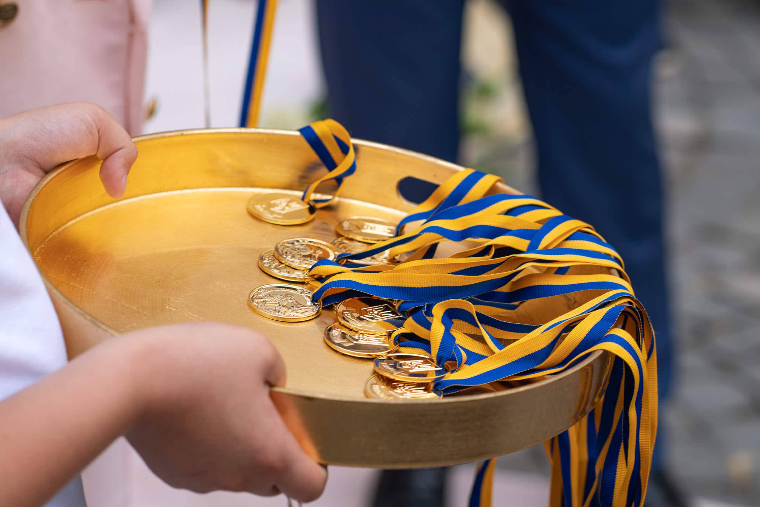 178 ужгородських одинадцятикласників отримали цьогоріч свідоцтва з відзнакою