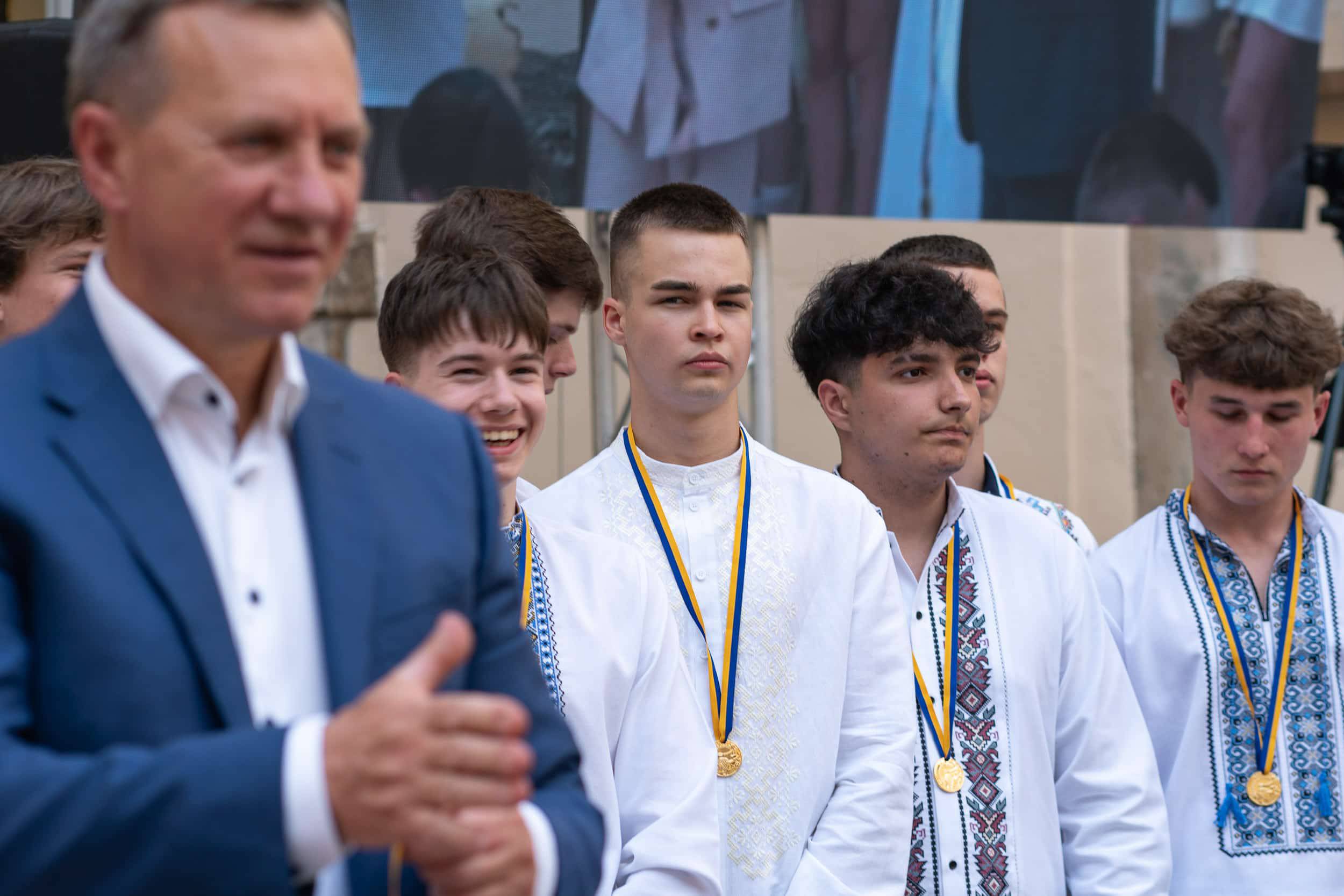 178 ужгородських одинадцятикласників отримали цьогоріч свідоцтва з відзнакою