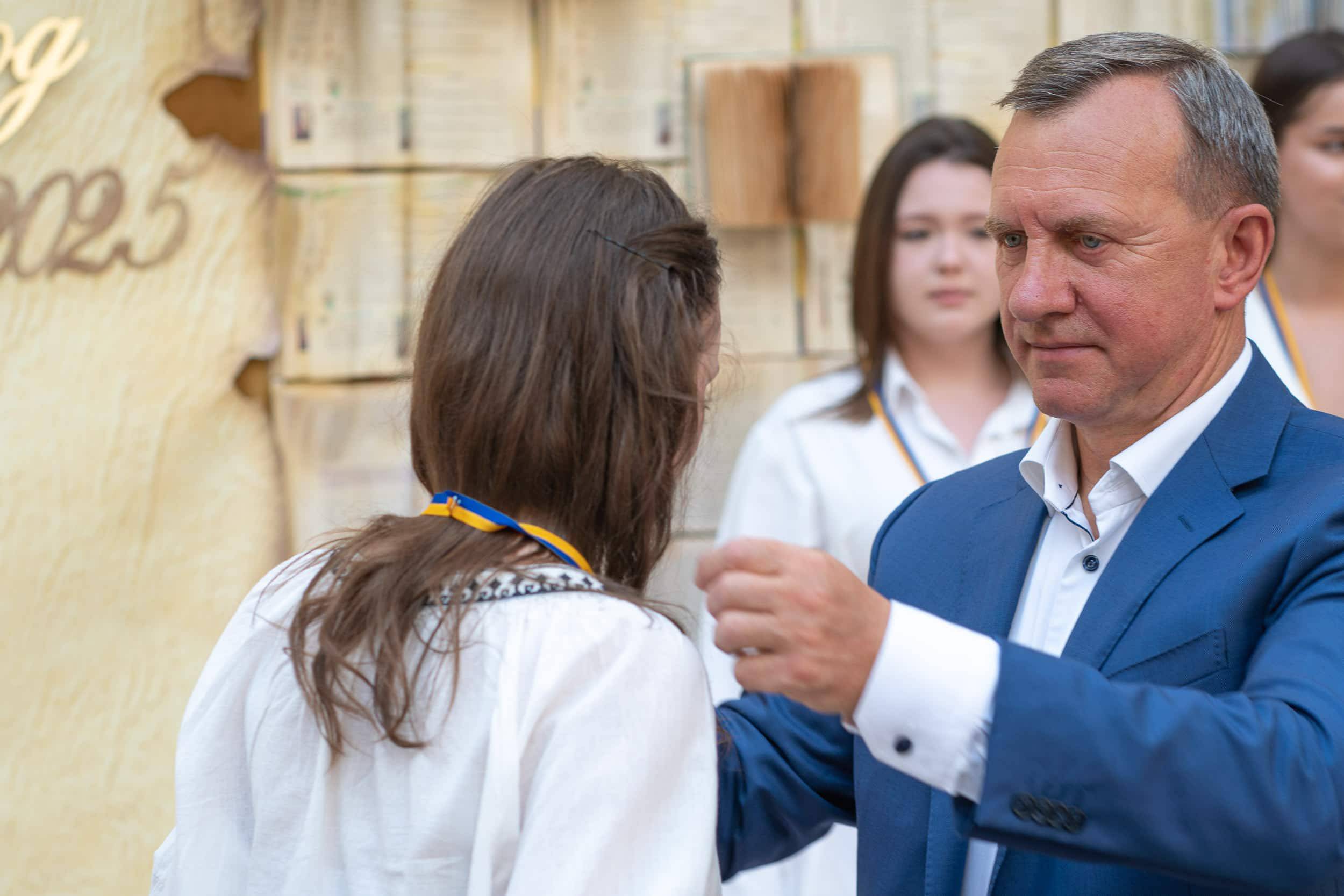 178 ужгородських одинадцятикласників отримали цьогоріч свідоцтва з відзнакою