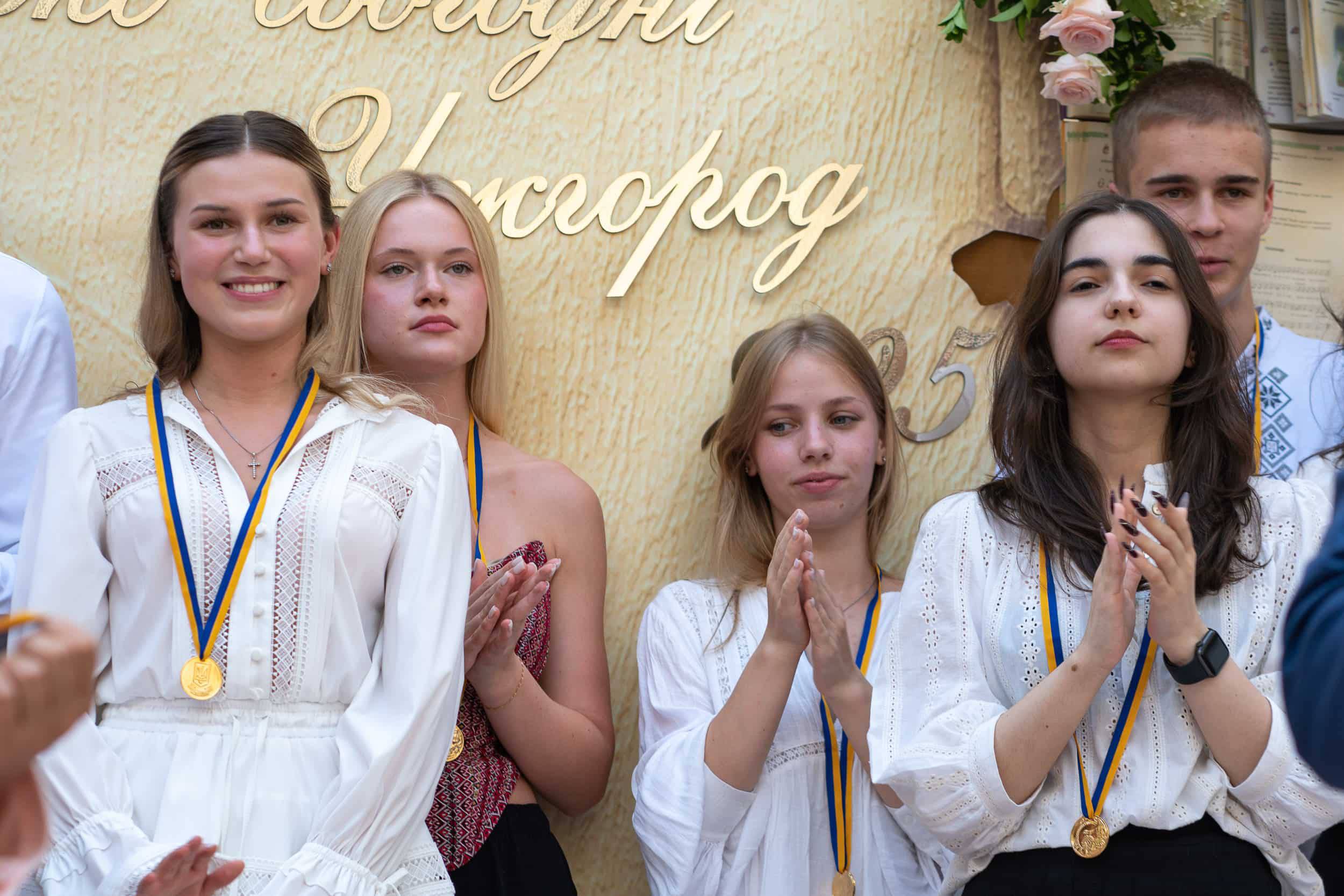 178 ужгородських одинадцятикласників отримали цьогоріч свідоцтва з відзнакою
