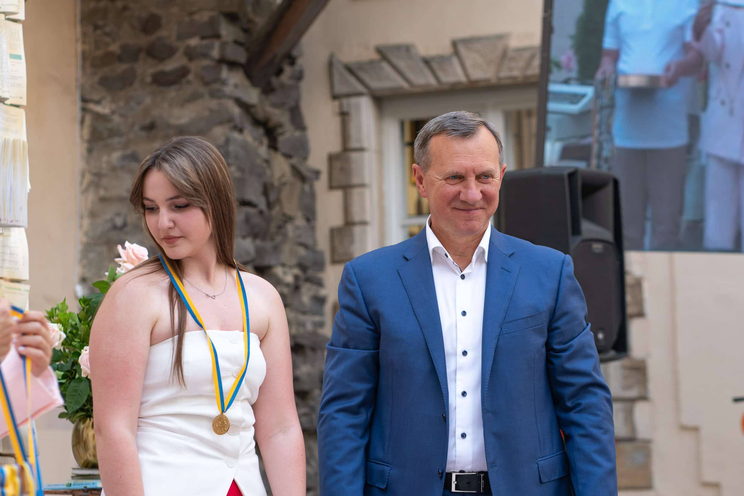178 ужгородських одинадцятикласників отримали цьогоріч свідоцтва з відзнакою