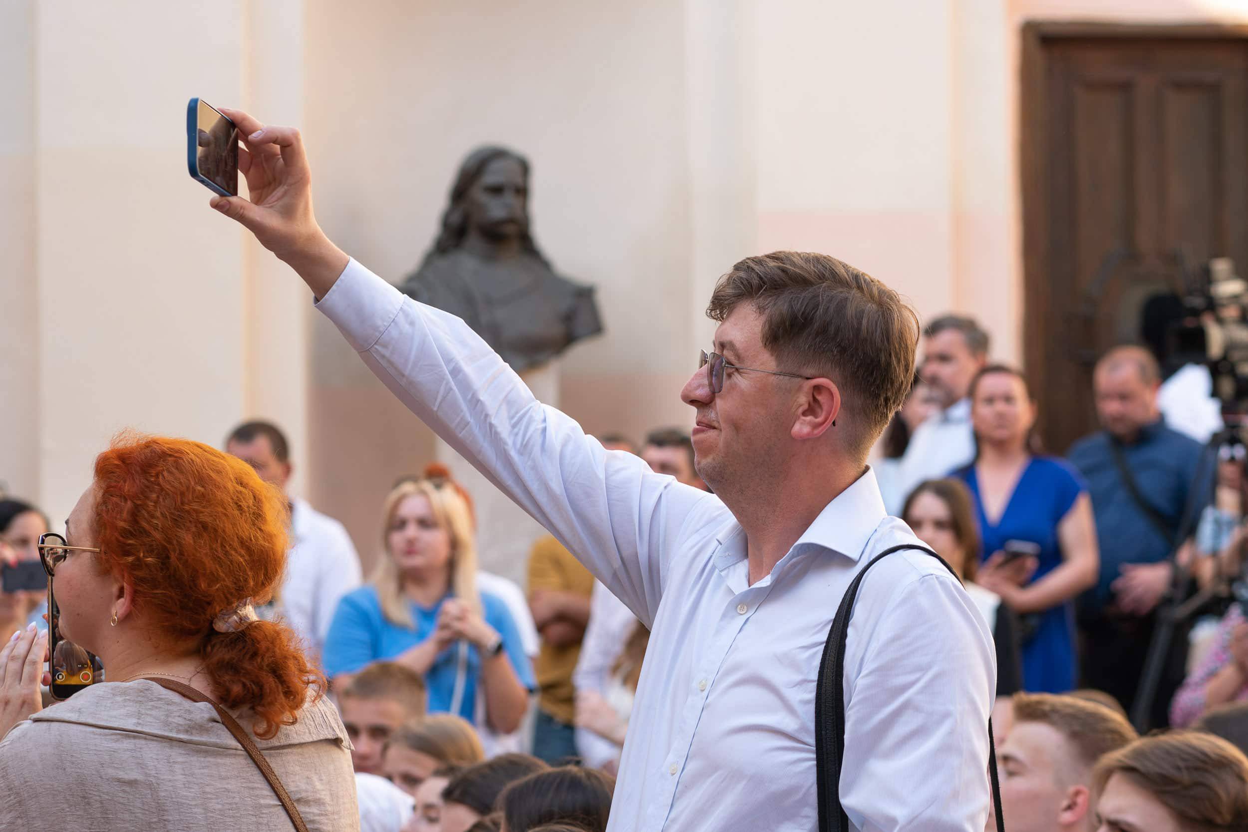 178 ужгородських одинадцятикласників отримали цьогоріч свідоцтва з відзнакою
