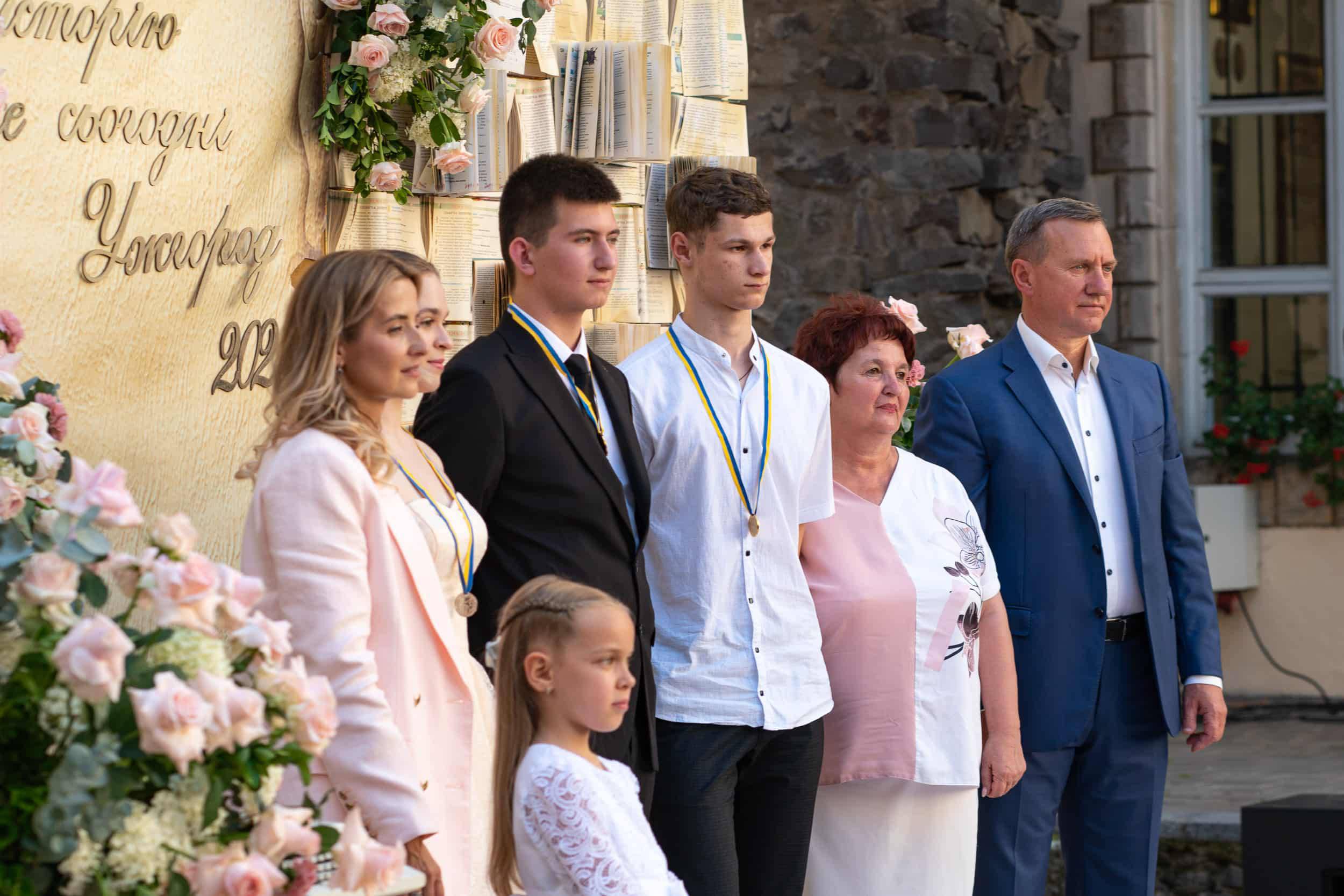 178 ужгородських одинадцятикласників отримали цьогоріч свідоцтва з відзнакою