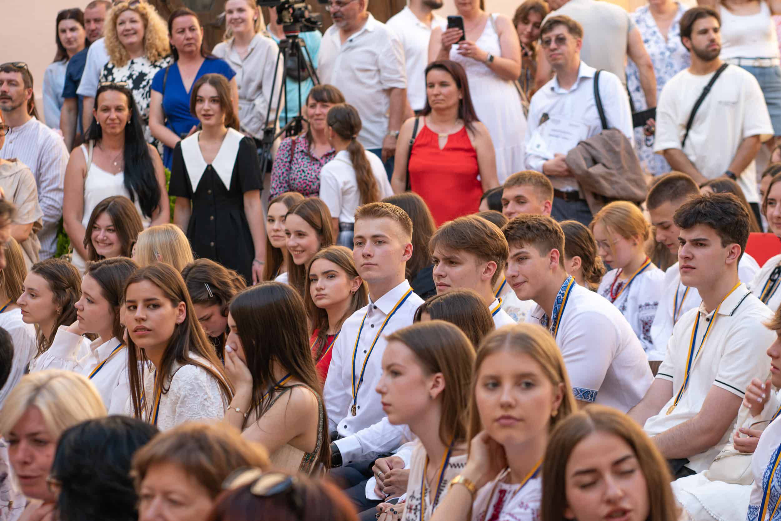 178 ужгородських одинадцятикласників отримали цьогоріч свідоцтва з відзнакою