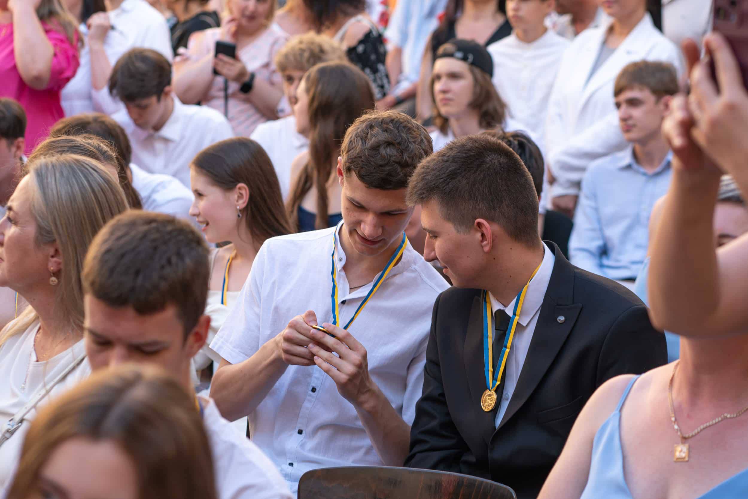 178 ужгородських одинадцятикласників отримали цьогоріч свідоцтва з відзнакою