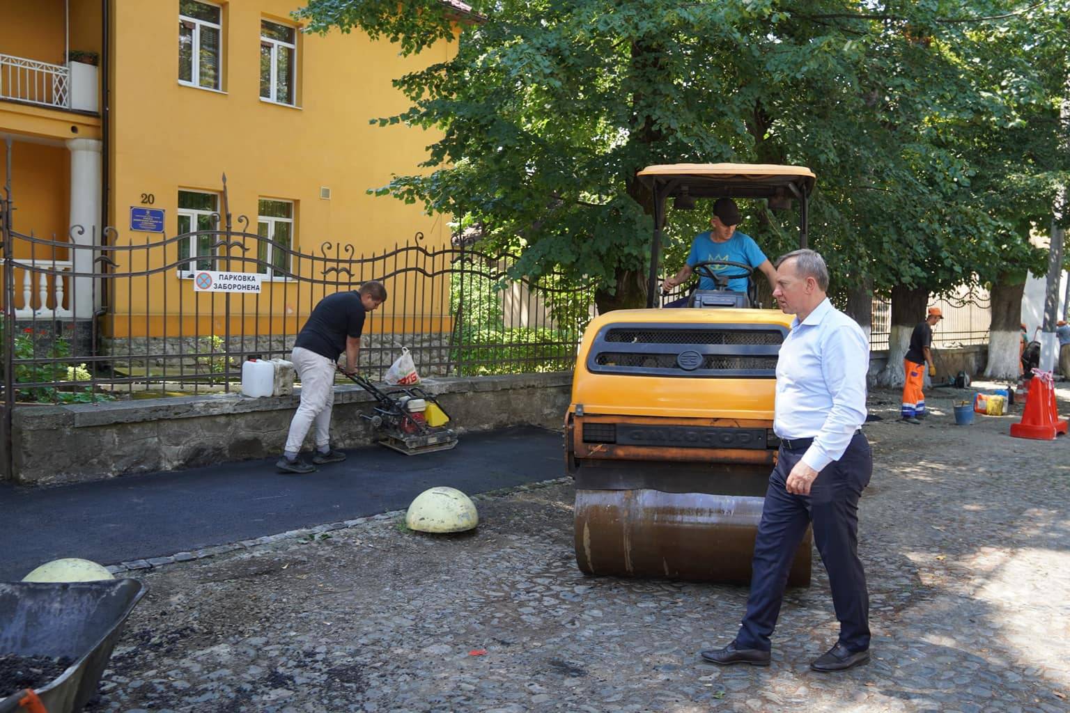 В Ужгороді триває поточний ремонт тротуару на вулиці Капітульній