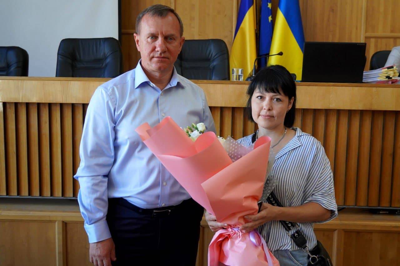 Міський голова Ужгорода Богдан Андріїв перед початком роботи сесії вручив подяку Ужгородської міської ради Олені Тітовій – дружині старшого солдата Гната Тітова, який зі зброєю в руках боронить Україну
