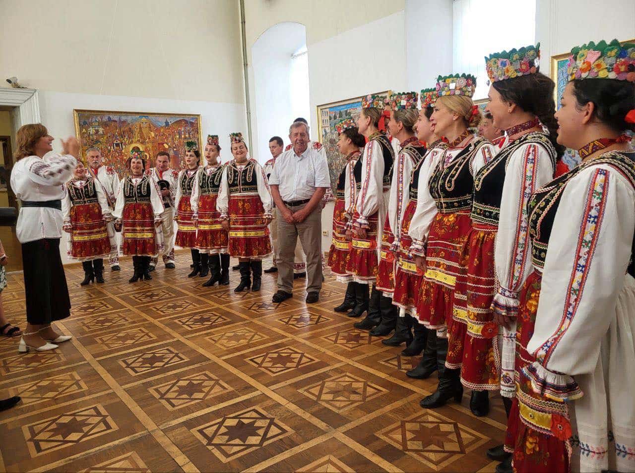Один із найяскравіших сучасних художників Закарпаття Тарас Данилич представив в Ужгороді персональну виставку «Традиції на полотні»