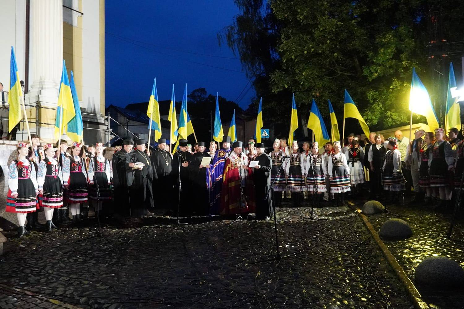 У 34-ий День Незалежності України Ужгород традиційно розпочав ранок із мистецько-патріотичної акції «Молитва за Україну»
