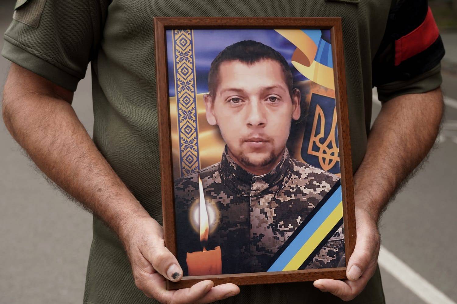 В Ужгороді сьогодні попрощалися із солдатом, гранатометником Денисом Виднянським