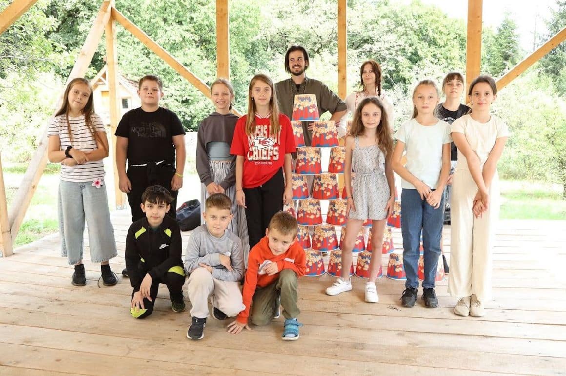 В Ужгороді відбувся «Благодійний обід поколінь» – особлива зустріч, яка об’єднала за одним столом дітей загиблих захисників та самотніх людей похилого віку