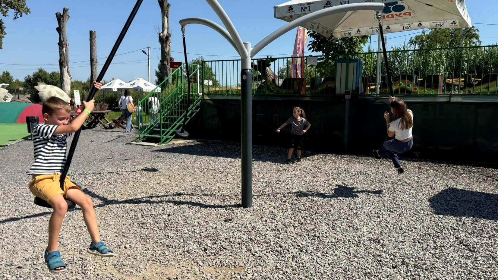 Для маленьких ужгородців – дітей загиблих та зниклих безвісти Захисників України – організували дозвілля у «DinoPark Берегово»