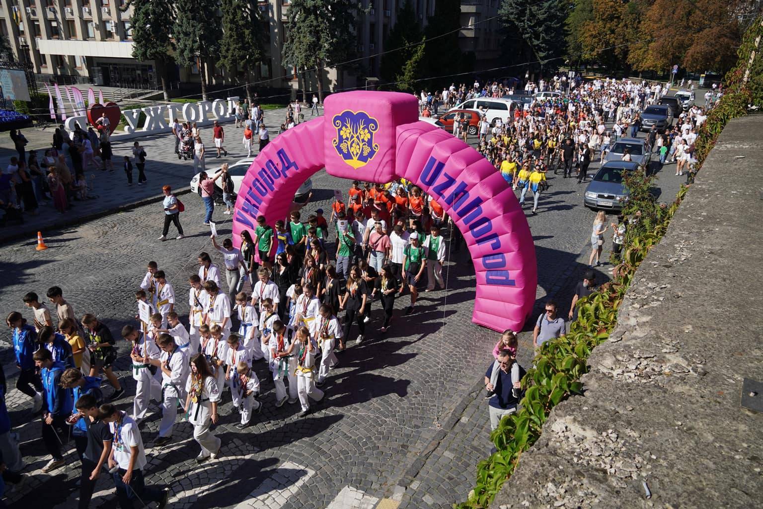 Із нагоди Дня фізичної культури і спорту та Європейського тижня спорту центром міста над Ужем пройшла яскрава «Хода чемпіонів»