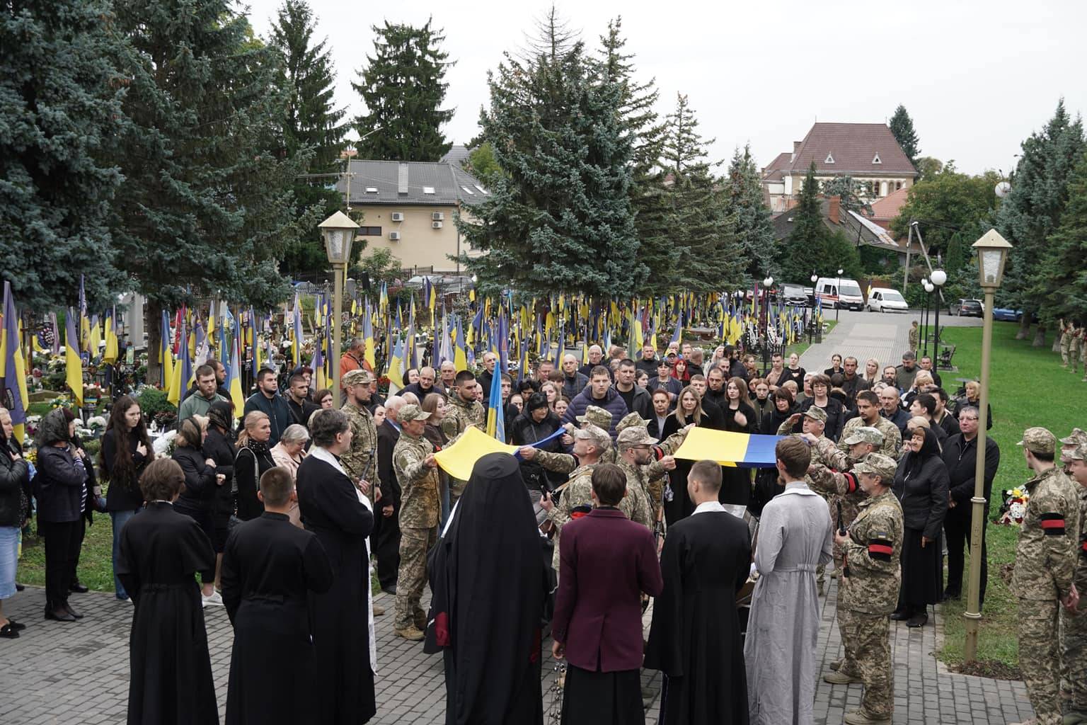 Ужгород попрощався сьогодні із двома полеглими Героями – 28-річним Юрієм Бачкаєм та 55-річним Олександром Дзуринцем