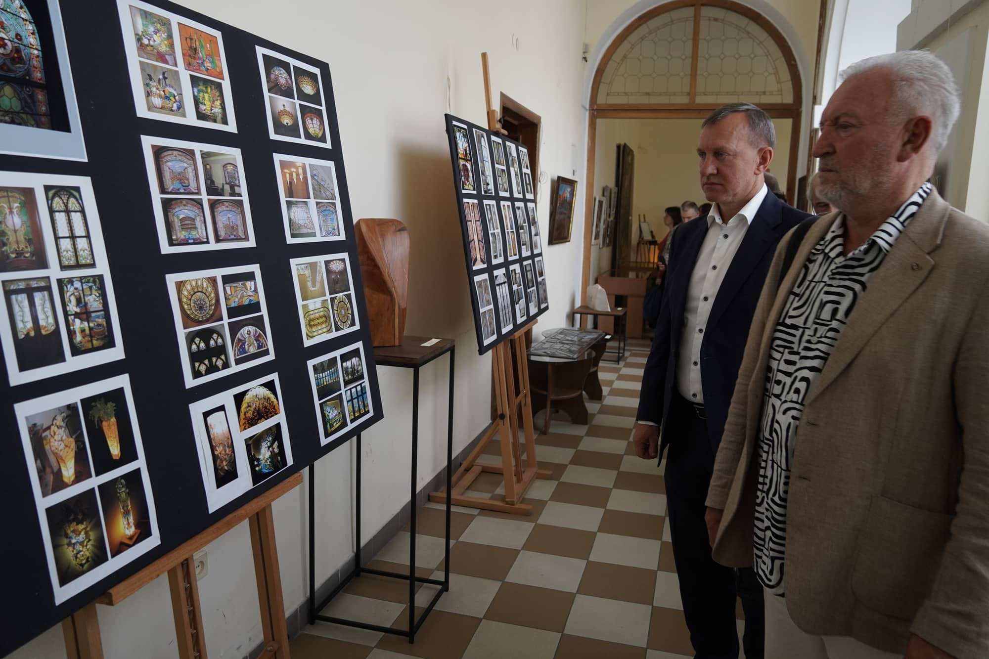 В Ужгороді до Всеукраїнського дня художника відкрили кілька мистецьких експозицій