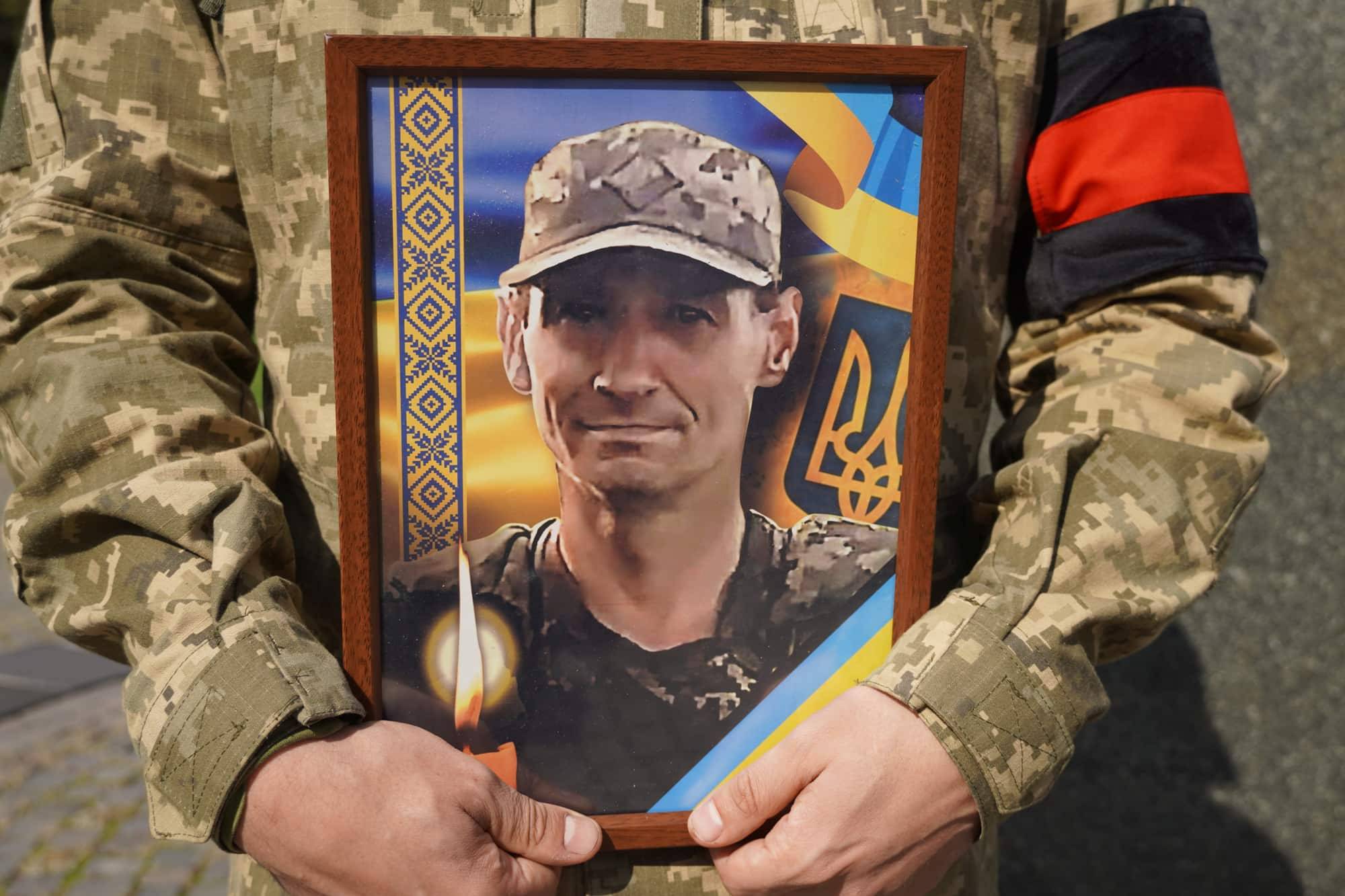 Зі ще одним військовим – 49-річним старшим солдатом Сергієм Златєвим сьогодні попрощалися в Ужгороді