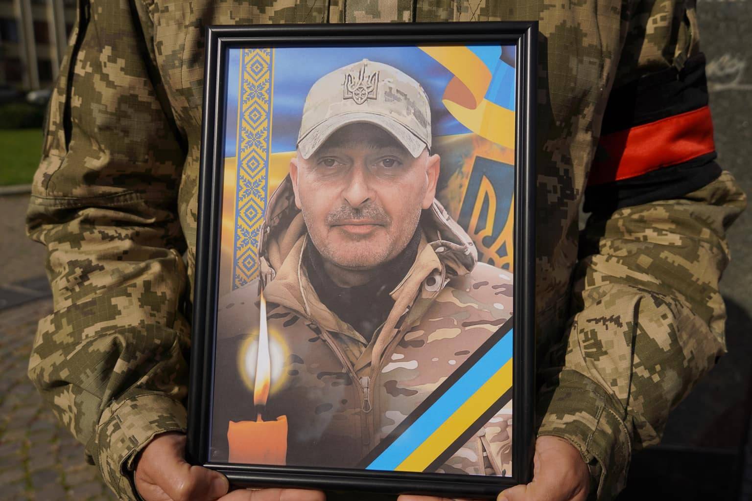 Сьогодні Ужгород попрощався із 49-річним захисником України - старшим сержантом Віктором Юрійовичем Завадяком