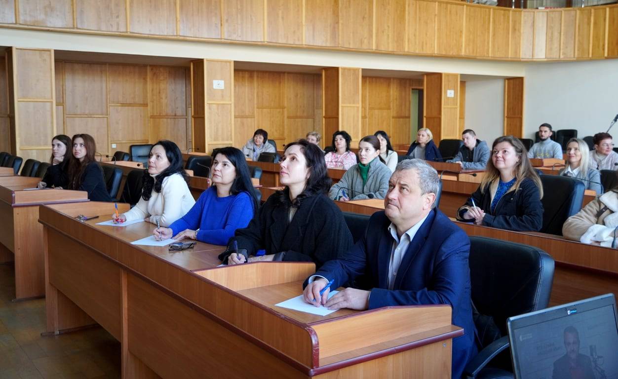 Працівники Ужгородської міськради долучилися до написання радіодиктанту національної єдності