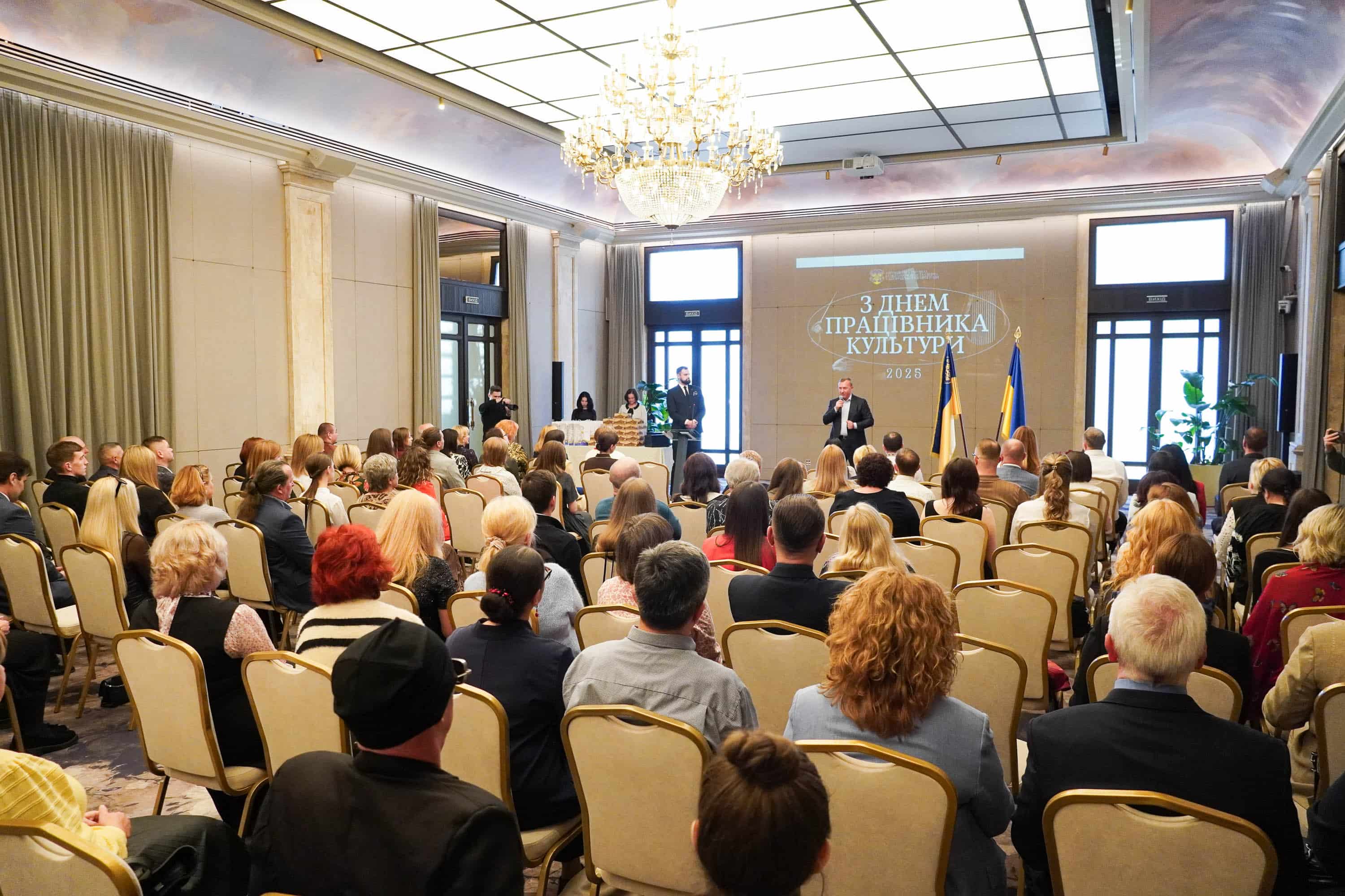 У переддень професійного свята: в Ужгороді привітали митців та діячів культури