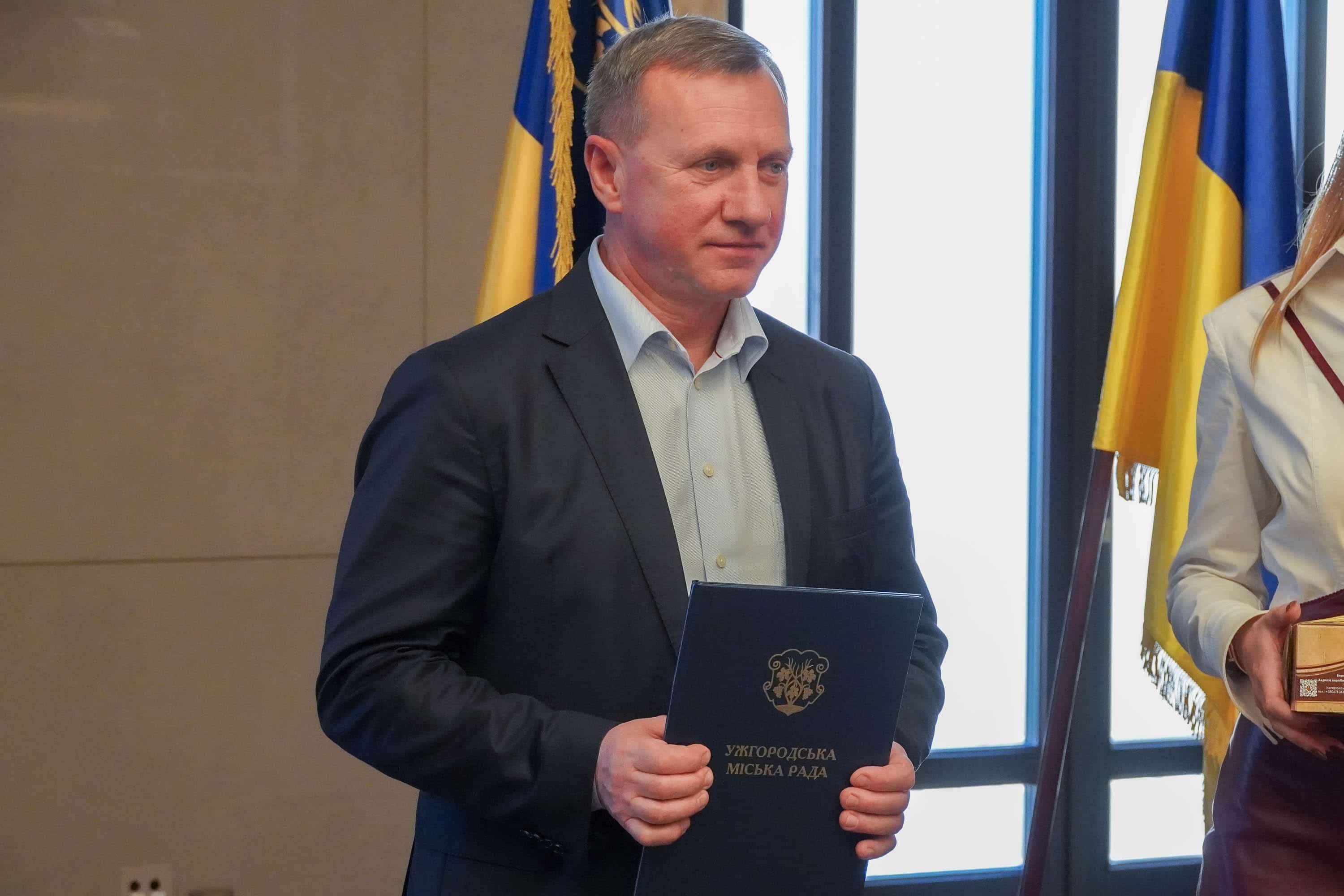 У переддень професійного свята: в Ужгороді привітали митців та діячів культури