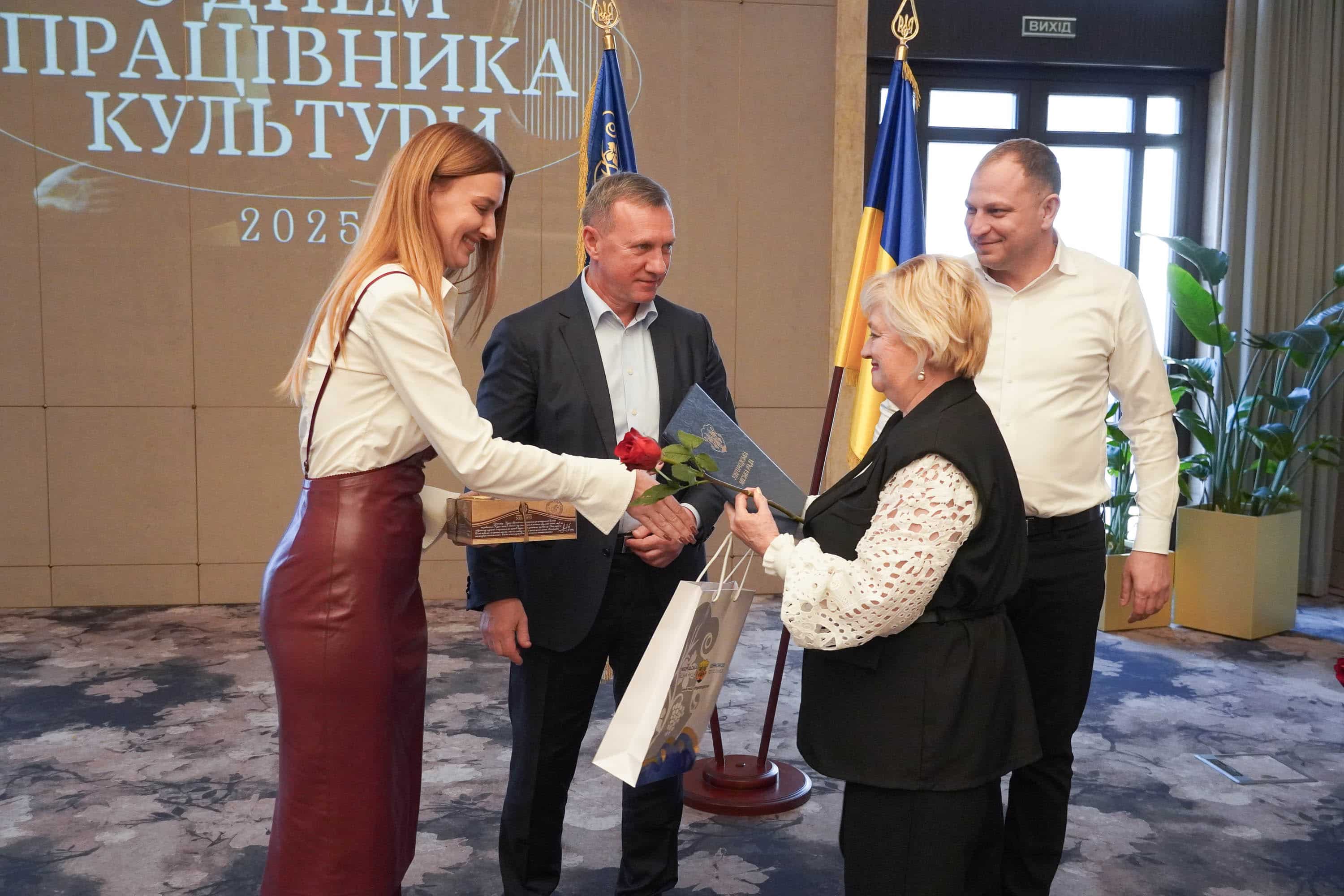 У переддень професійного свята: в Ужгороді привітали митців та діячів культури