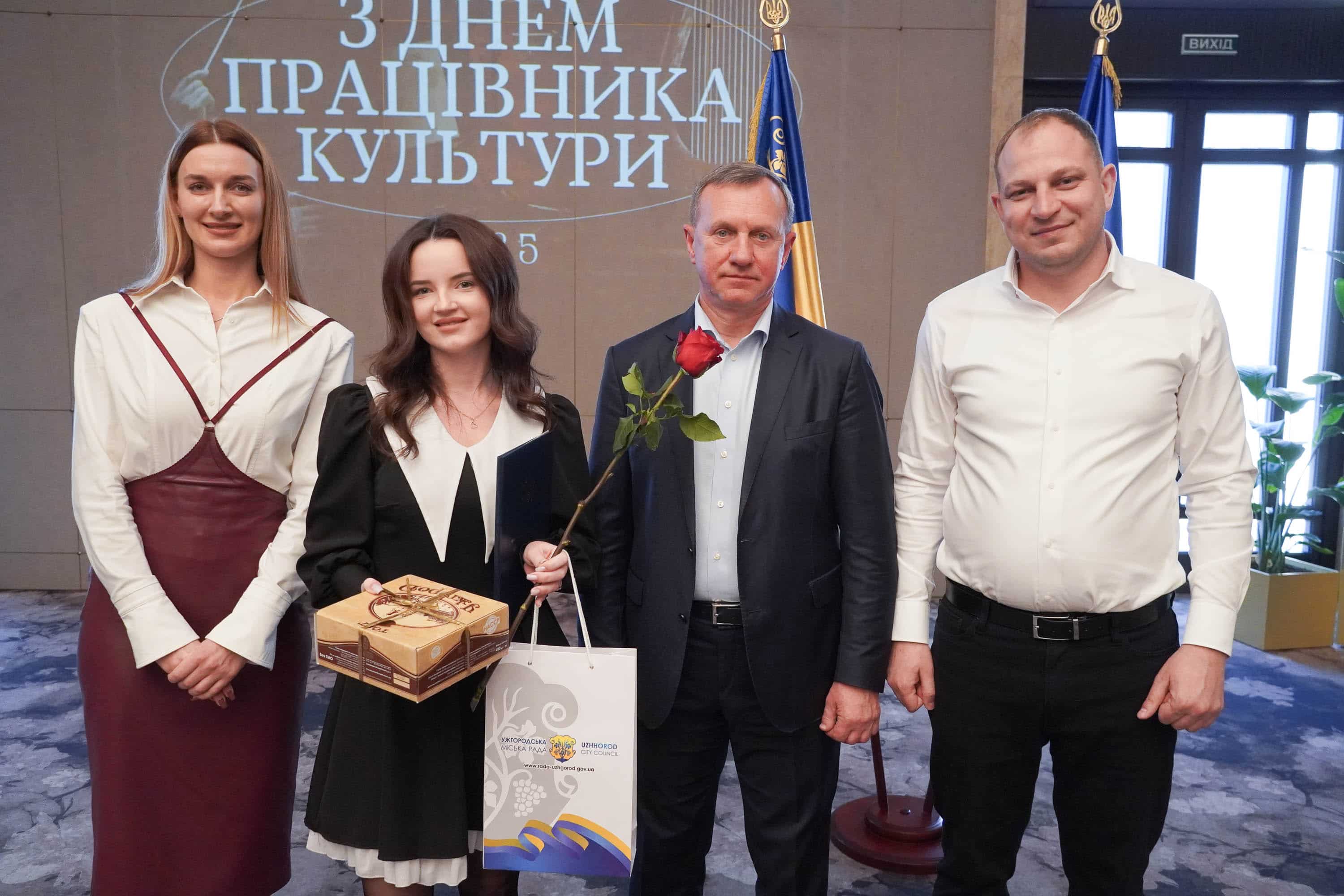 У переддень професійного свята: в Ужгороді привітали митців та діячів культури