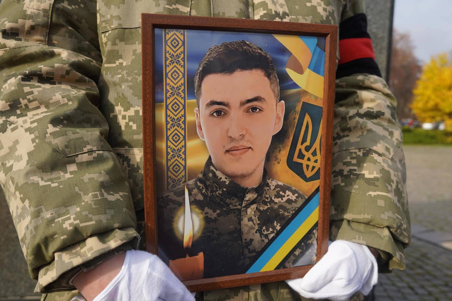 Ужгород у  скорботі: сьогодні поховали Героя – 24-річного захисника Владислава Діуса