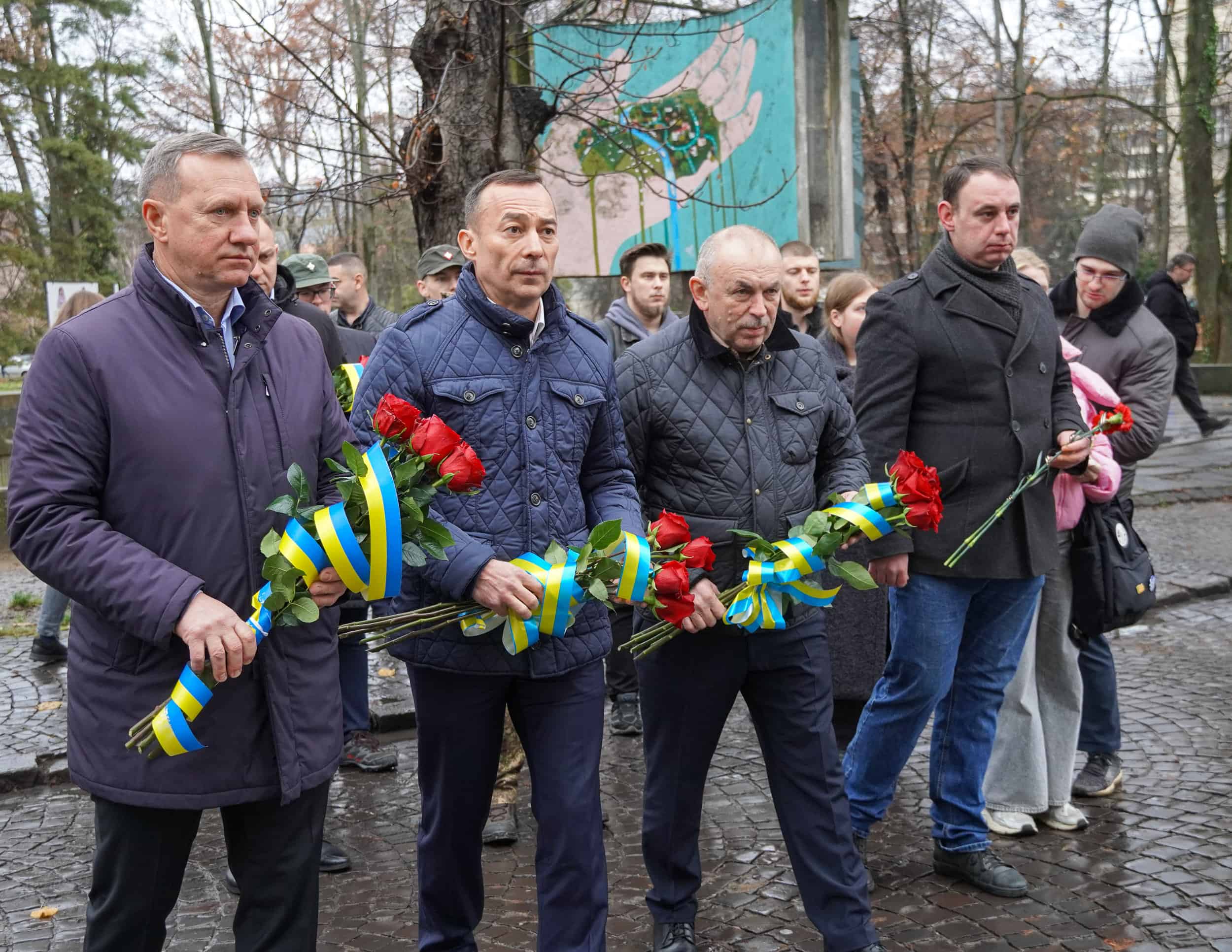 В Ужгороді у День гідності та свободи вшанували пам'ять усіх, хто захищав і захищає Україну