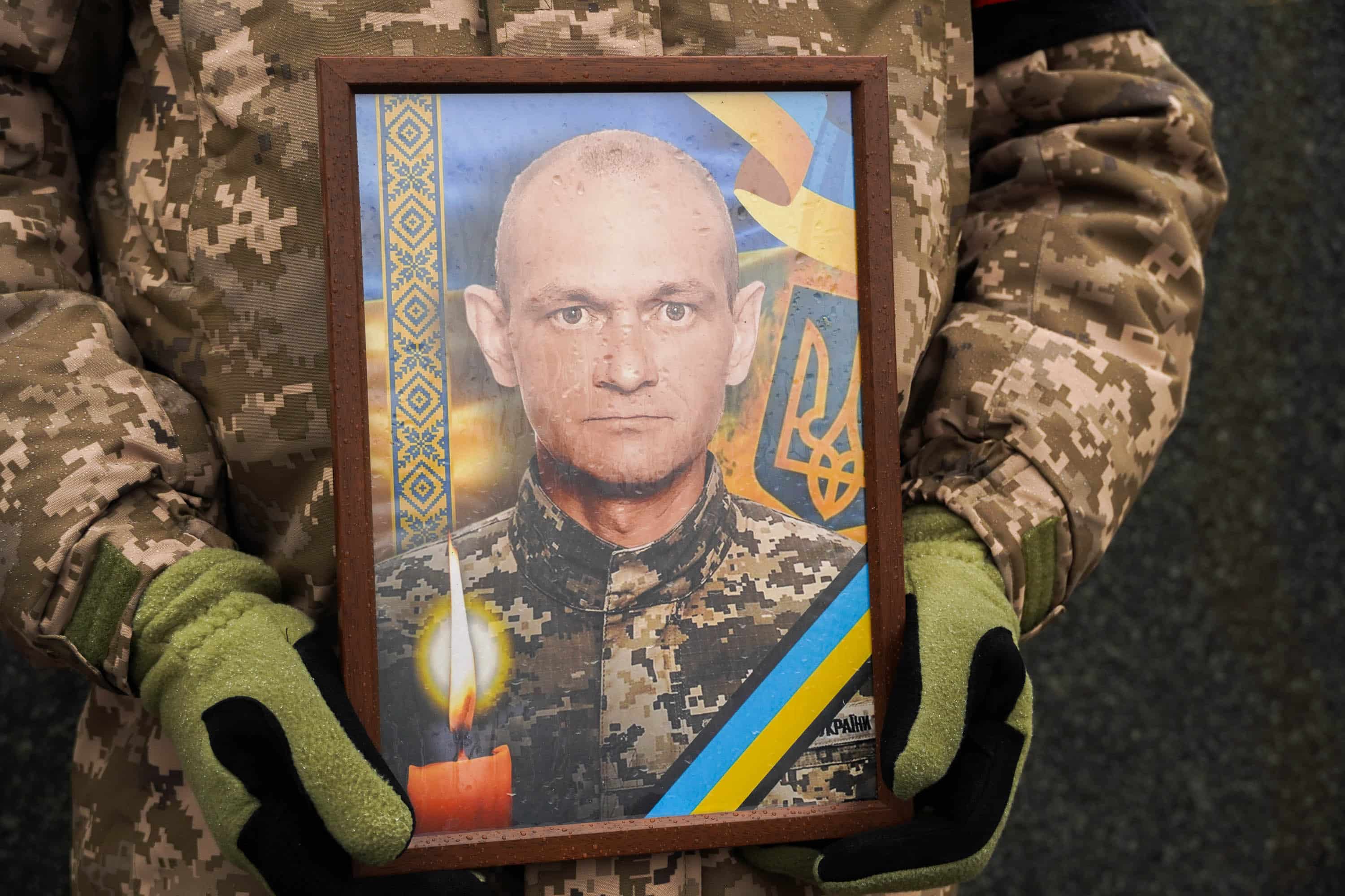 В Ужгороді сьогодні попрощалися із 49-річним полеглим захисником Михайлом Луп’яком