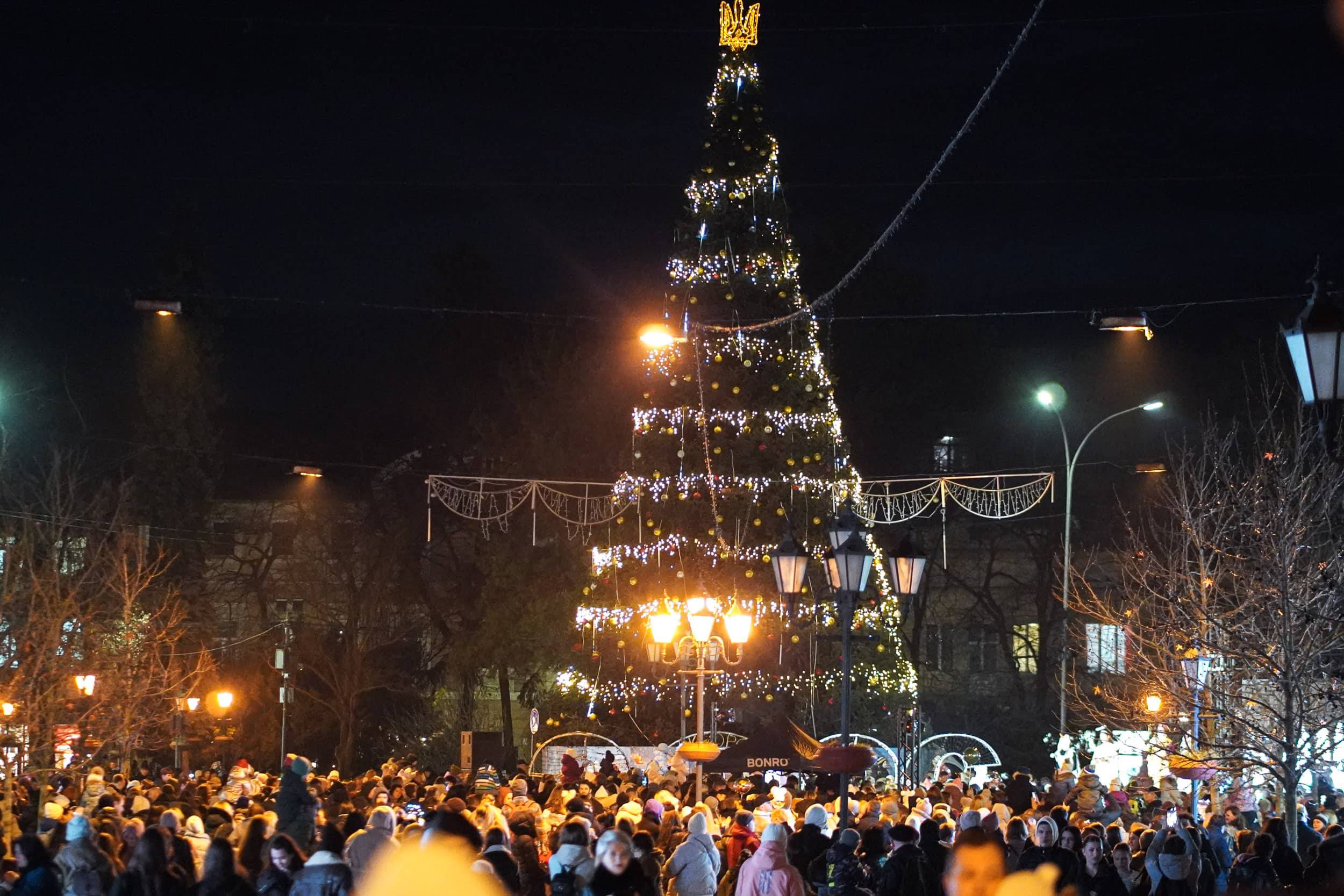 В Ужгороді засвітили вогні головної новорічної ялинки міста