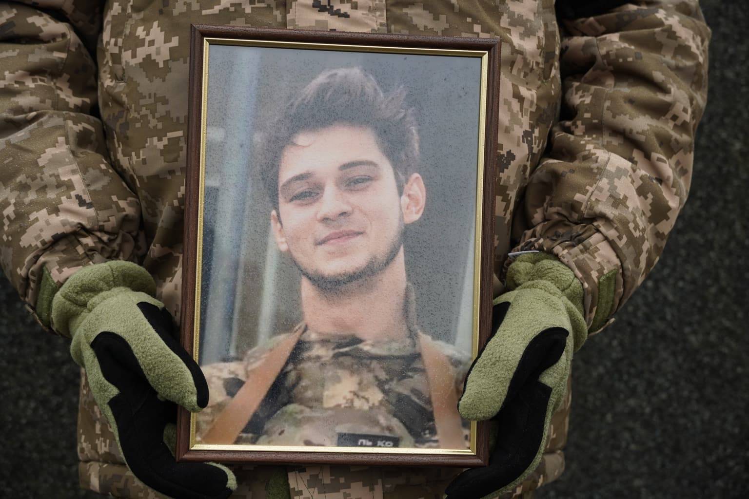 В Ужгороді сьогодні попрощалися із 24-річним солдатом Дмитром Баніним