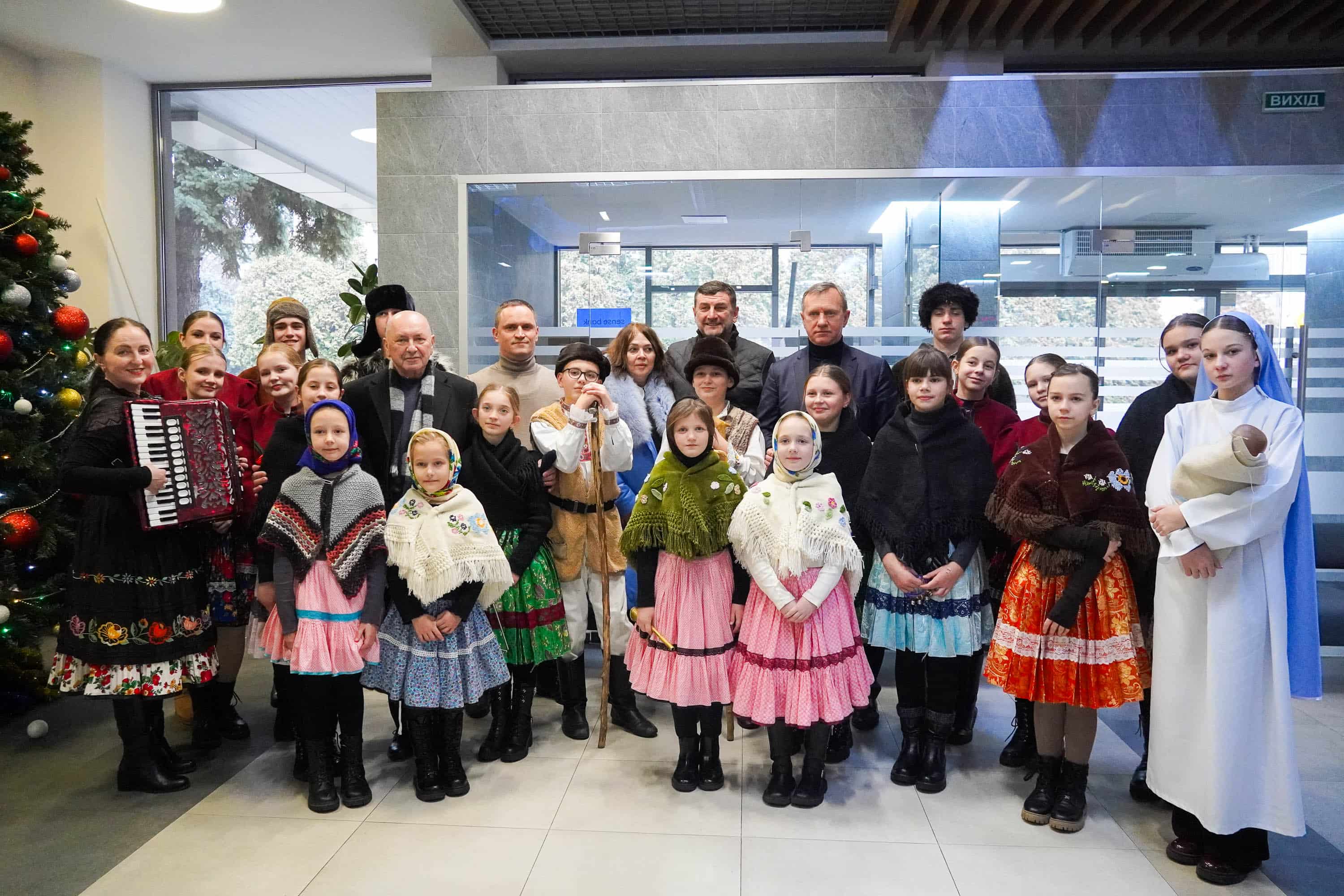 Колядки та щедрівки словацькою мовою сьогодні лунали у фоє Ужгородської міської ради