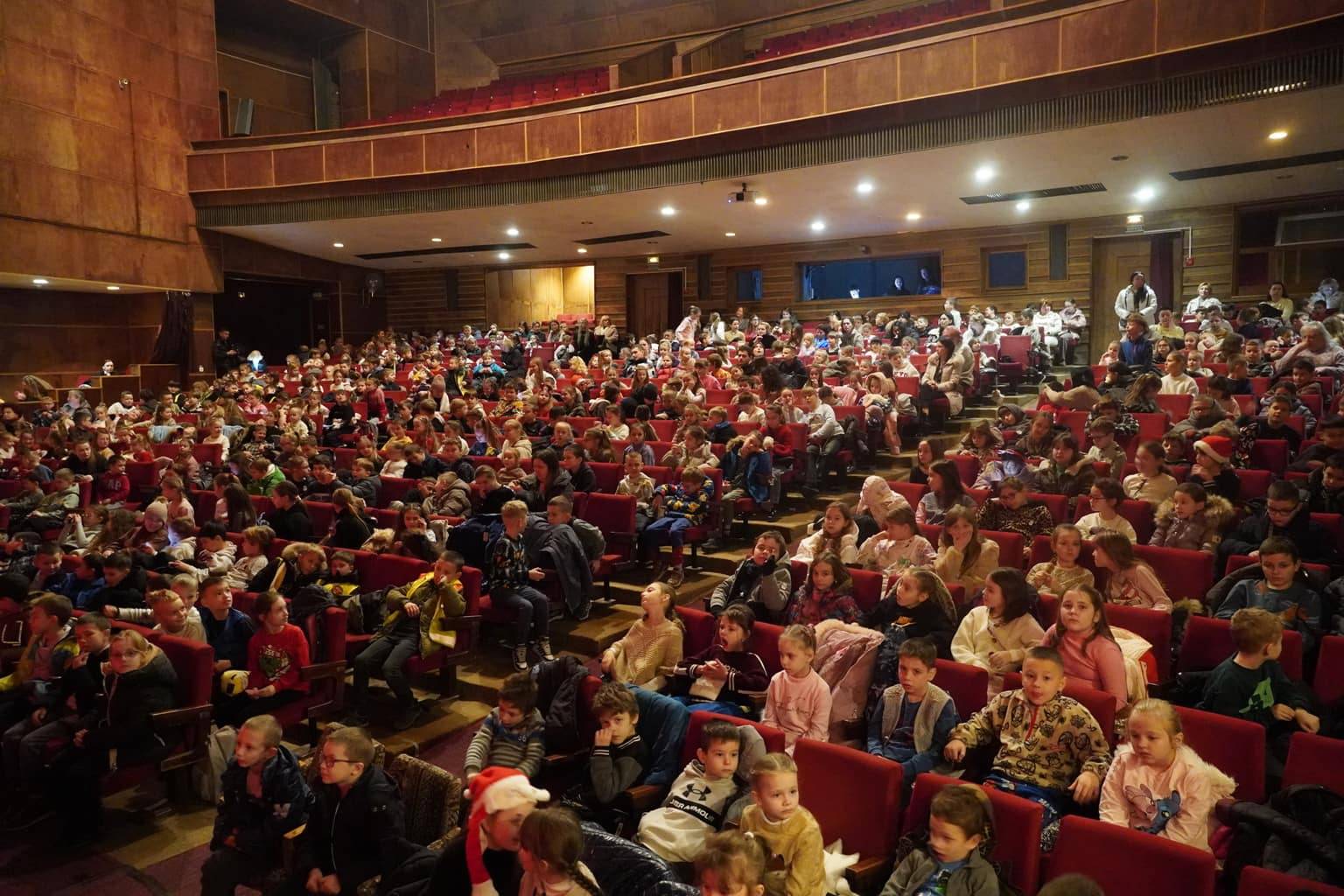 У справжню казку на кілька годин перенесли актори облмуздрамтеатру майже 1000 ужгородських дітлахів