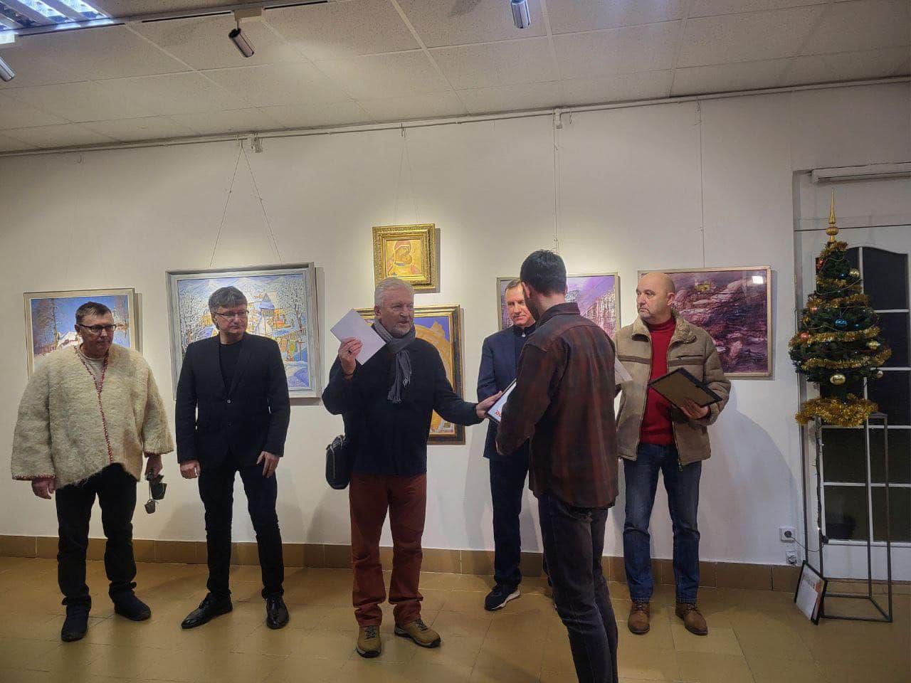 У галереї «Ужгород» відкрили різдвяну виставку робіт закарпатських художників «Коляда»
