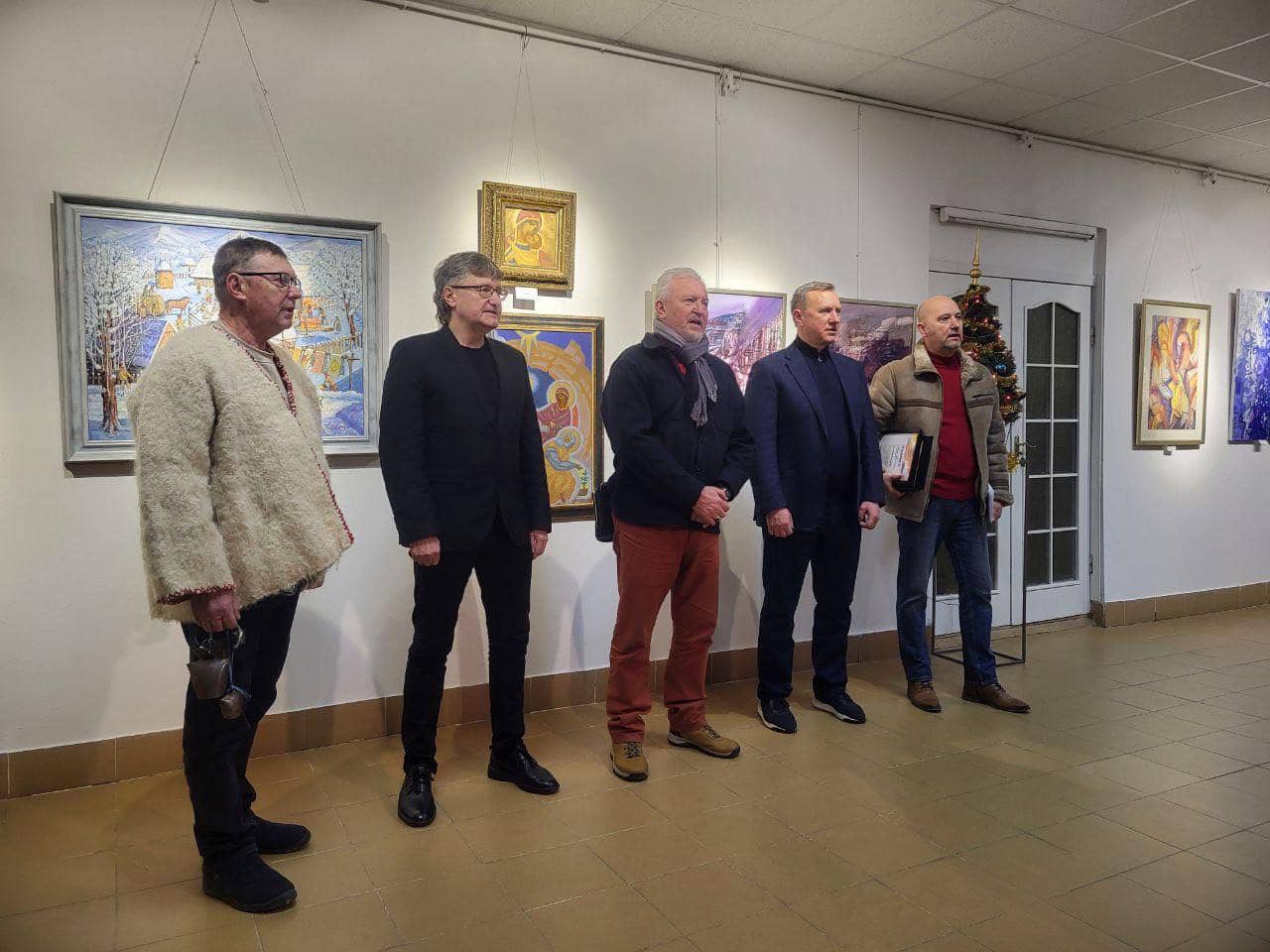 У галереї «Ужгород» відкрили різдвяну виставку робіт закарпатських художників «Коляда»