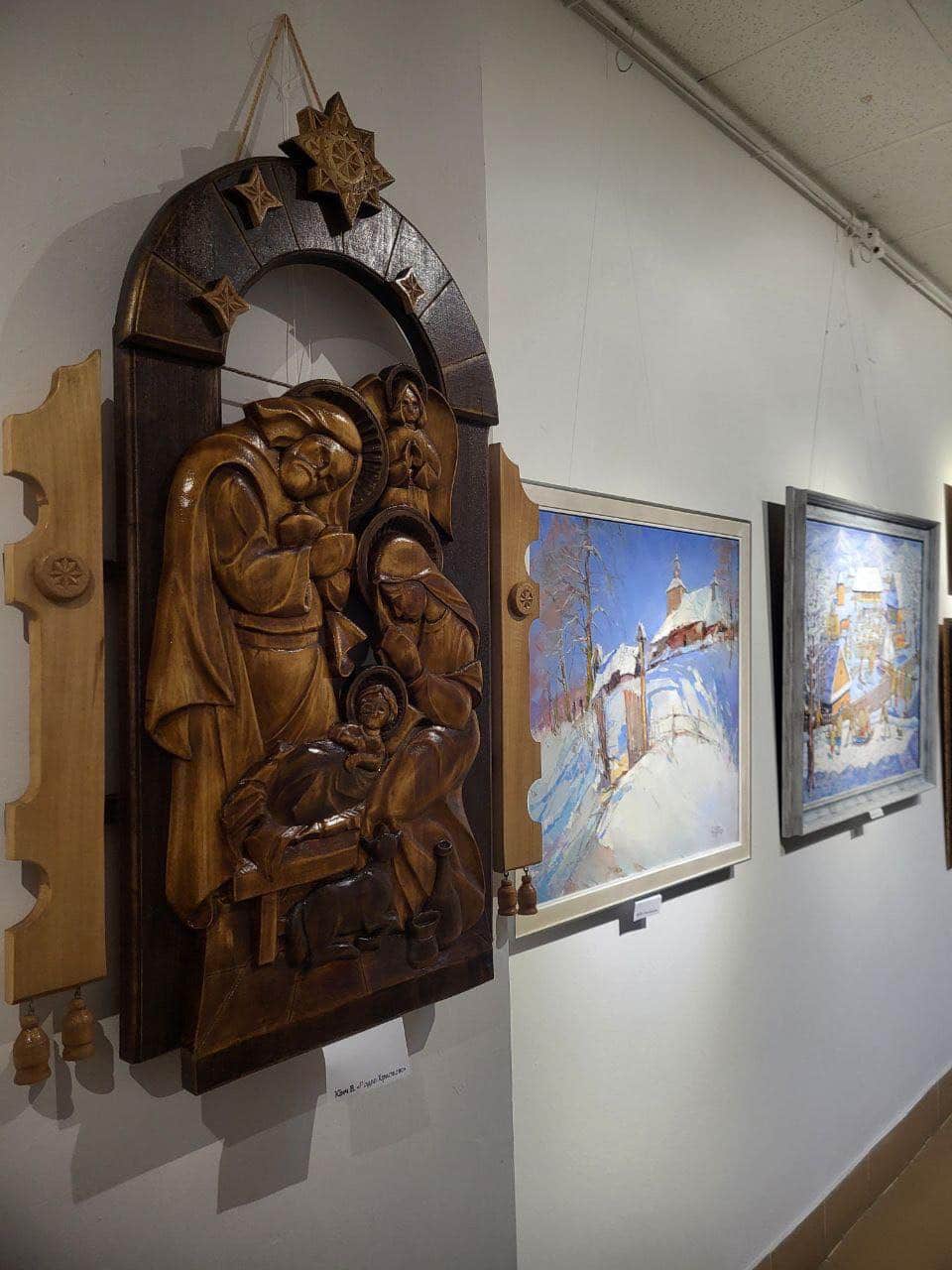 У галереї «Ужгород» відкрили різдвяну виставку робіт закарпатських художників «Коляда»
