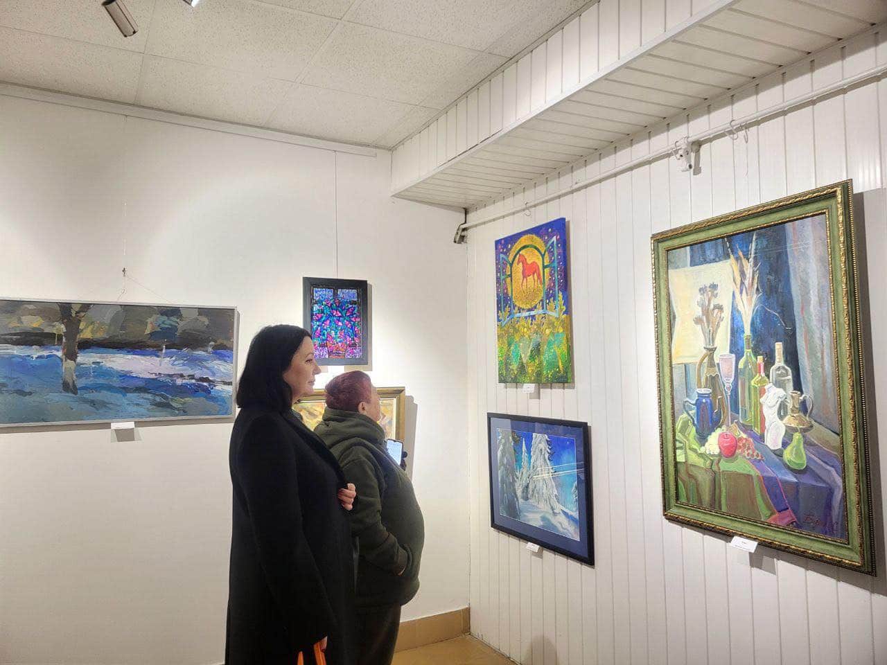 У галереї «Ужгород» відкрили різдвяну виставку робіт закарпатських художників «Коляда»