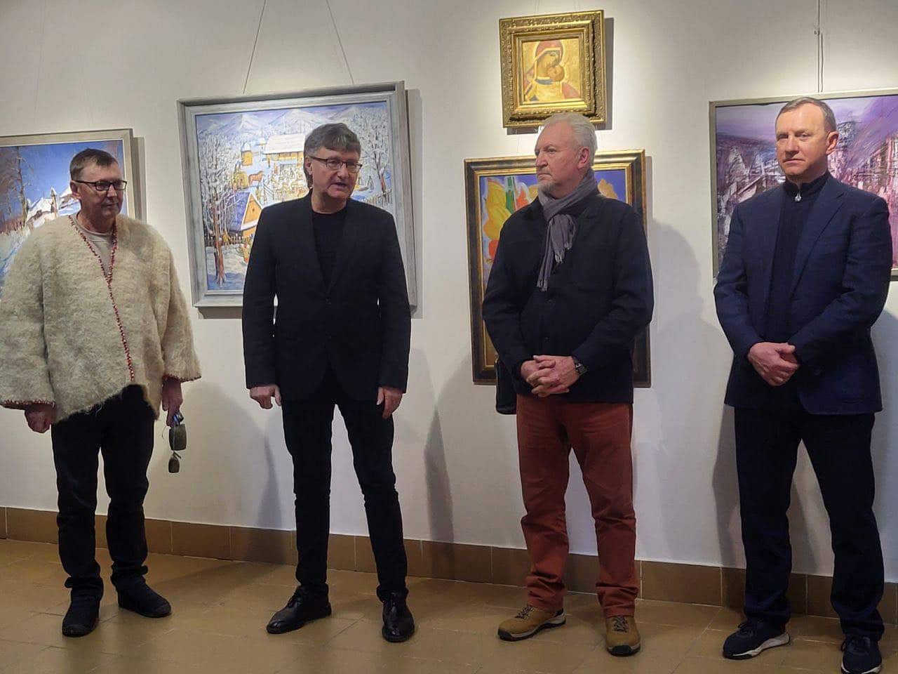 У галереї «Ужгород» відкрили різдвяну виставку робіт закарпатських художників «Коляда»
