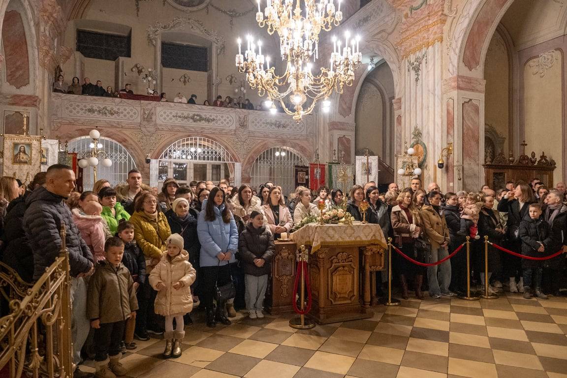 Світло Різдва в кожній ноті: учні Ужгородської музичної школи №1 подарували містянам свято