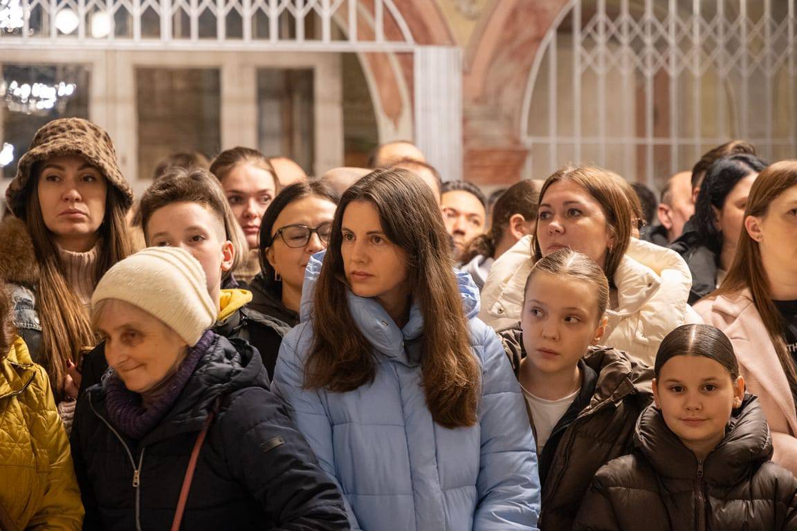 Світло Різдва в кожній ноті: учні Ужгородської музичної школи №1 подарували містянам свято