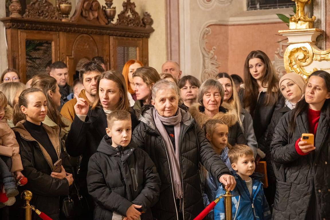 Світло Різдва в кожній ноті: учні Ужгородської музичної школи №1 подарували містянам свято