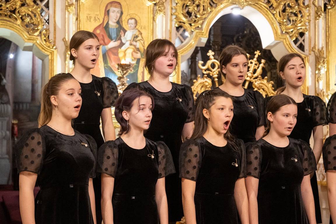 Світло Різдва в кожній ноті: учні Ужгородської музичної школи №1 подарували містянам свято