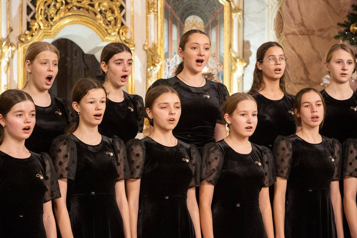 Світло Різдва в кожній ноті: учні Ужгородської музичної школи №1 подарували містянам свято
