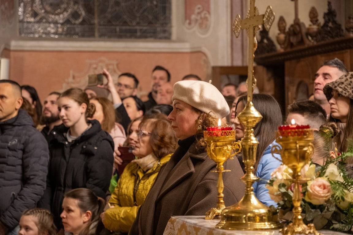 Світло Різдва в кожній ноті: учні Ужгородської музичної школи №1 подарували містянам свято