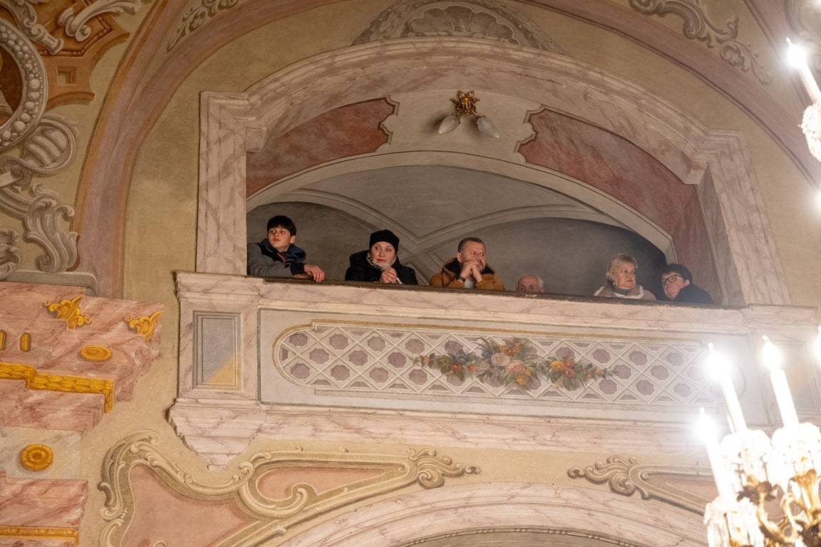 Світло Різдва в кожній ноті: учні Ужгородської музичної школи №1 подарували містянам свято