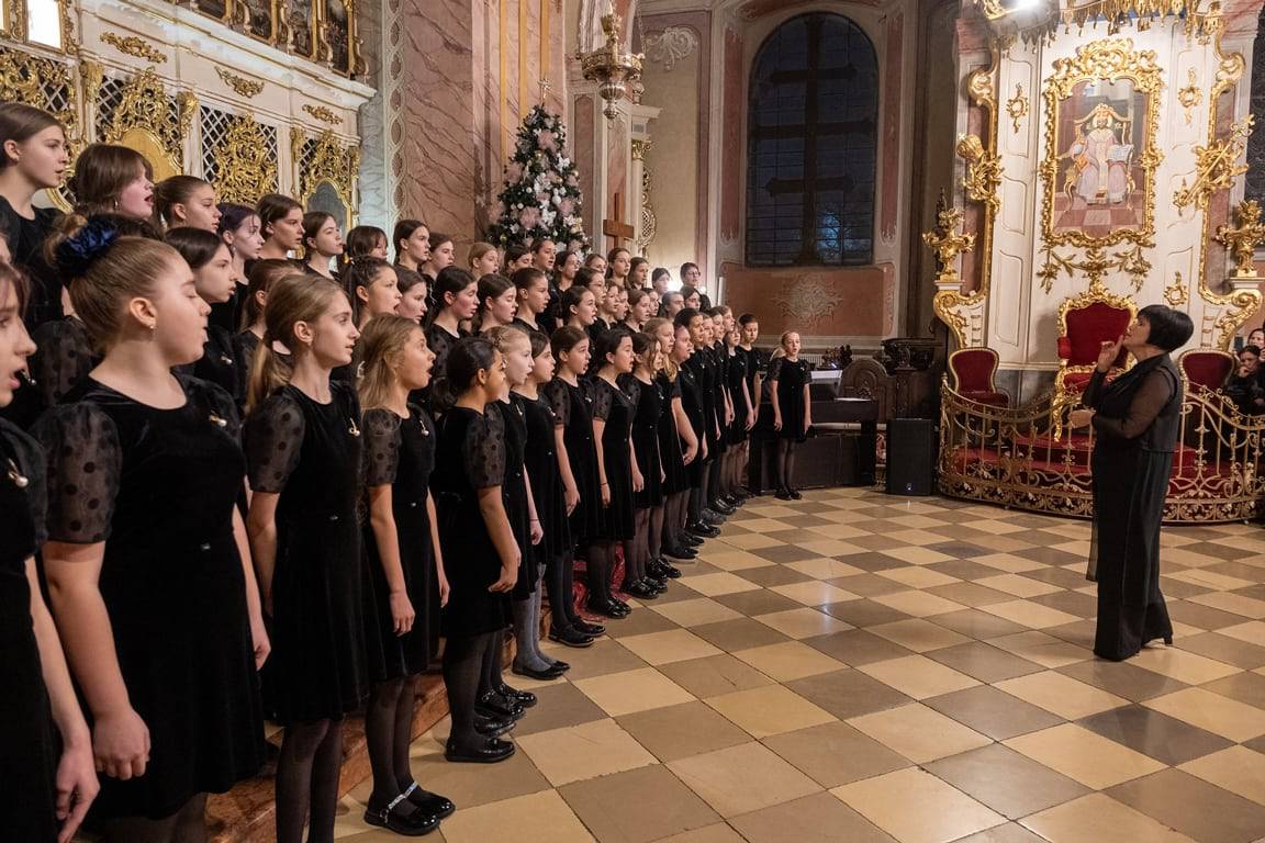 Світло Різдва в кожній ноті: учні Ужгородської музичної школи №1 подарували містянам свято