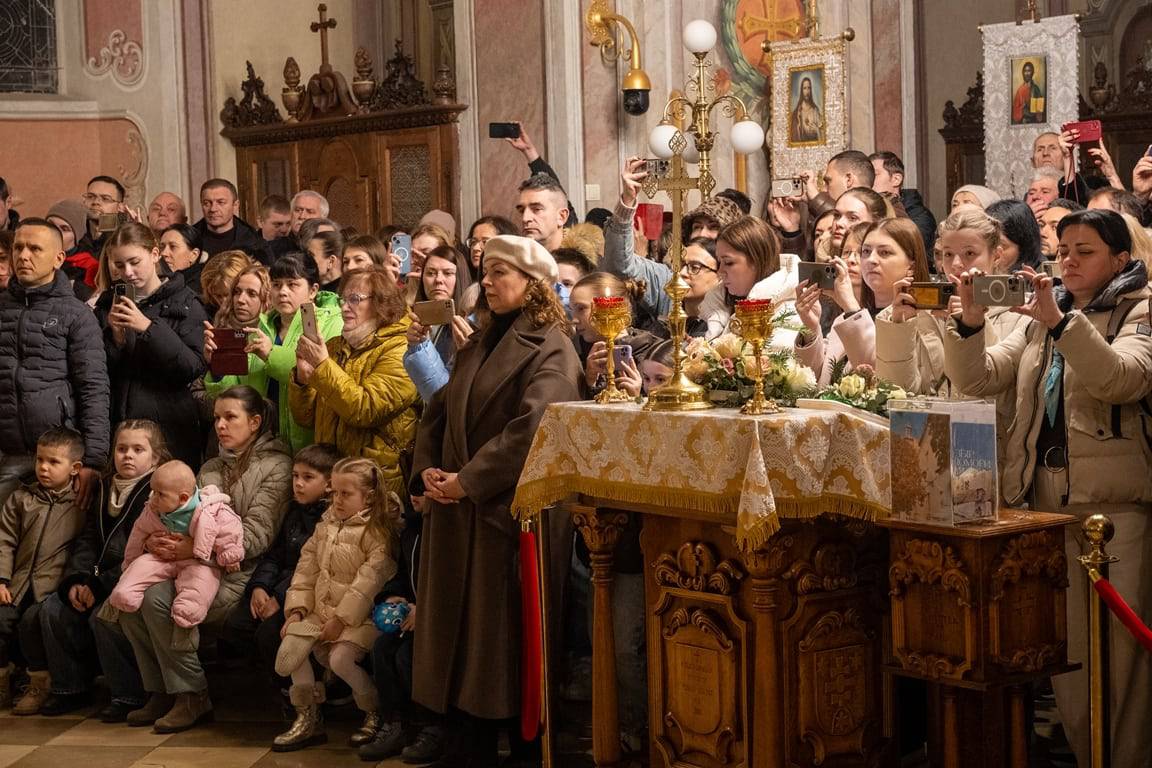 Світло Різдва в кожній ноті: учні Ужгородської музичної школи №1 подарували містянам свято