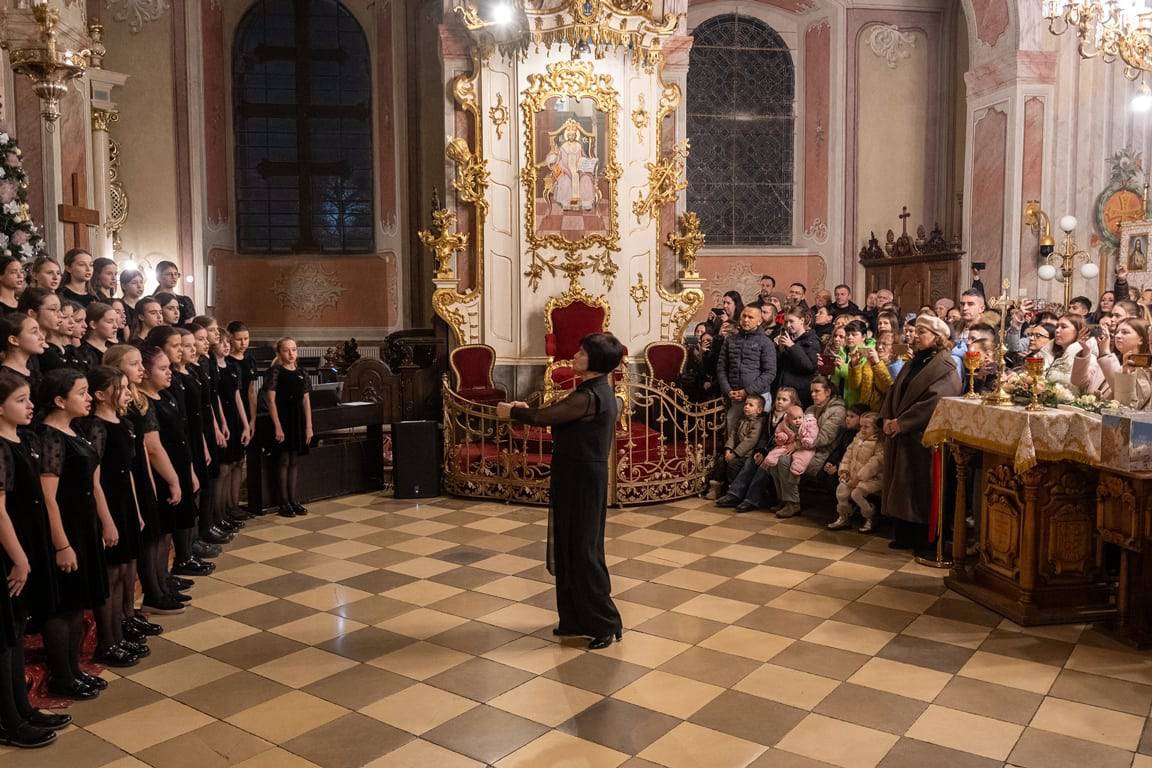 Світло Різдва в кожній ноті: учні Ужгородської музичної школи №1 подарували містянам свято