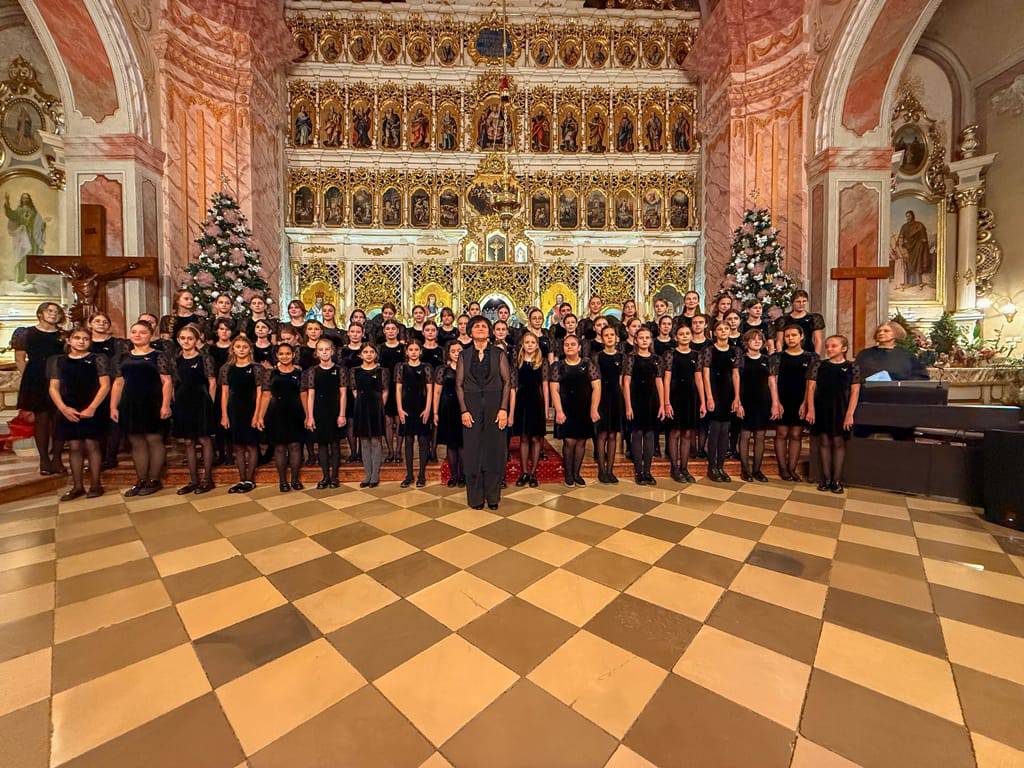Світло Різдва в кожній ноті: учні Ужгородської музичної школи №1 подарували містянам свято